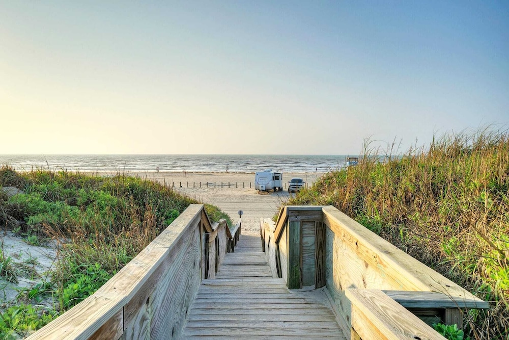 Beach Boardwalk, Pool Access & Ocean Views Coral Reef by Avantstay
