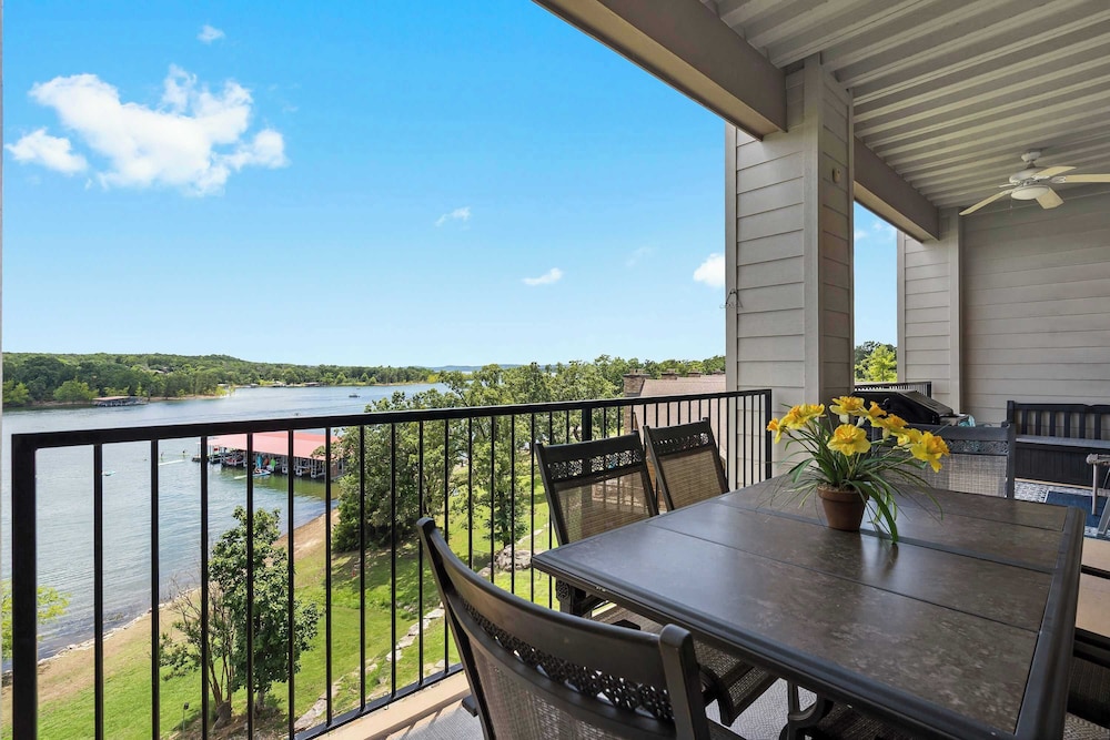 Waters Edge Retreat - For 6!