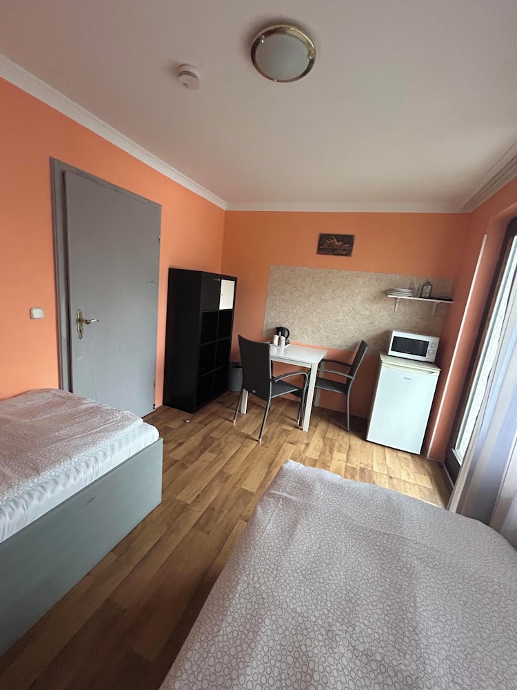 2-Rent Group Hostel Rooms AUB162