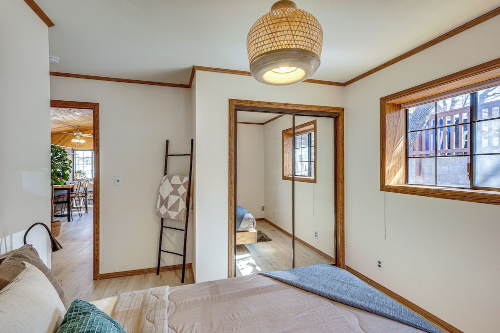 8 Mi to Big Bear Lake: Cabin w/ Deck & Fireplace