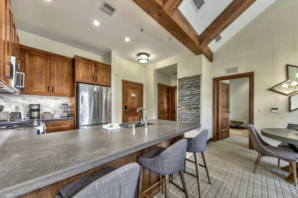 Lake Tahoe Vacations - Luxury Two Bedroom Residence steps from Heavenly Village Book 7 Nights for 10 Off by RedAwning - Property Image 23