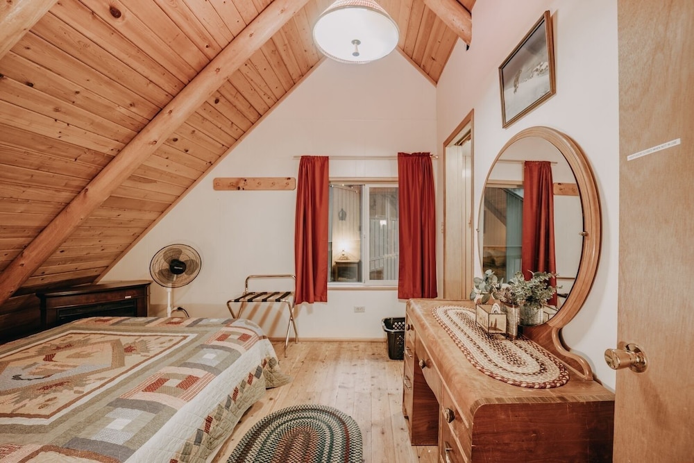 17mbr - Log - Bbq - Pets Ok - Wifi - Sleeps 8 2 Bedroom Home by RedAwning