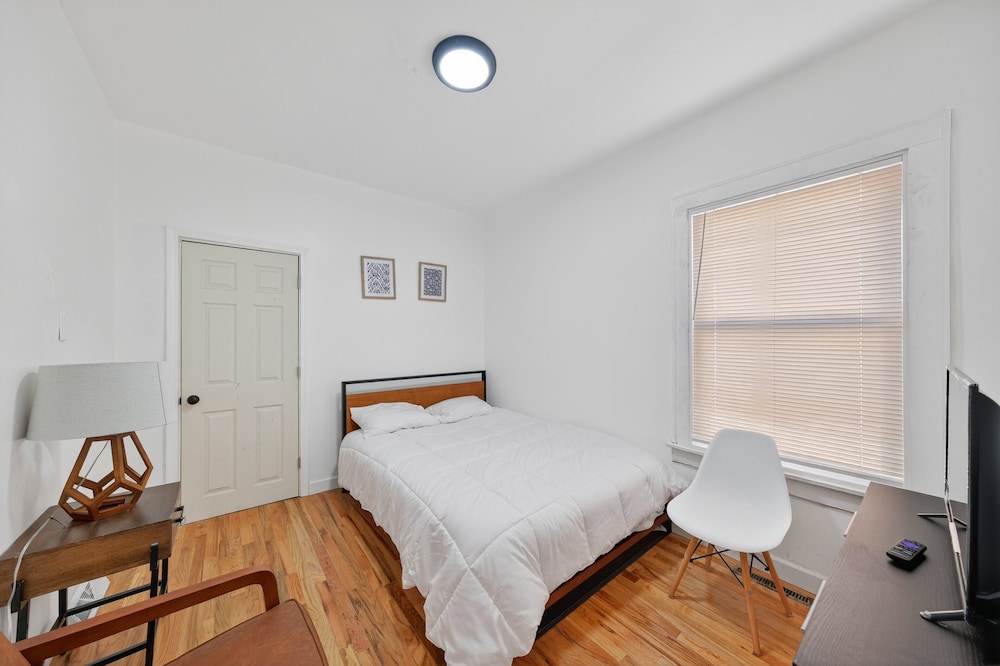 Chicago Getaway With Pool Table & Modern Comfort 3 Bedroom Home