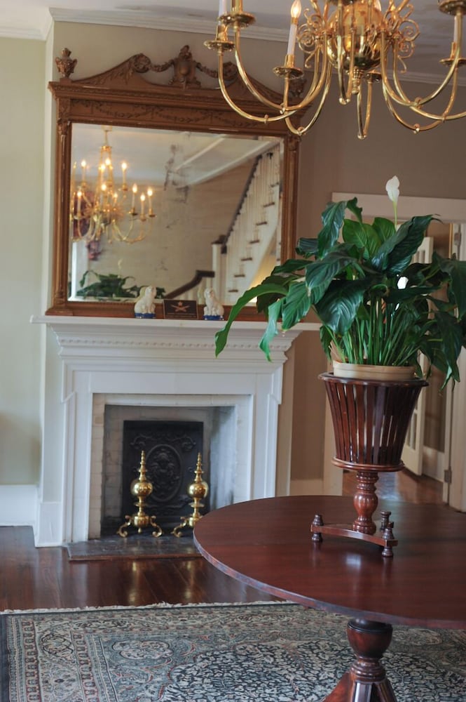 Carriage House Inn