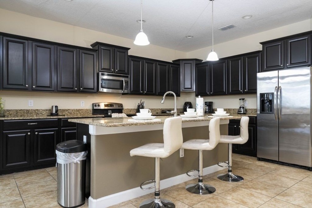 Family Pool Home Near Disney!! Modern Decor, Bbq ,resort W/ Tons Of Amenities! 6 Bedroom Home
