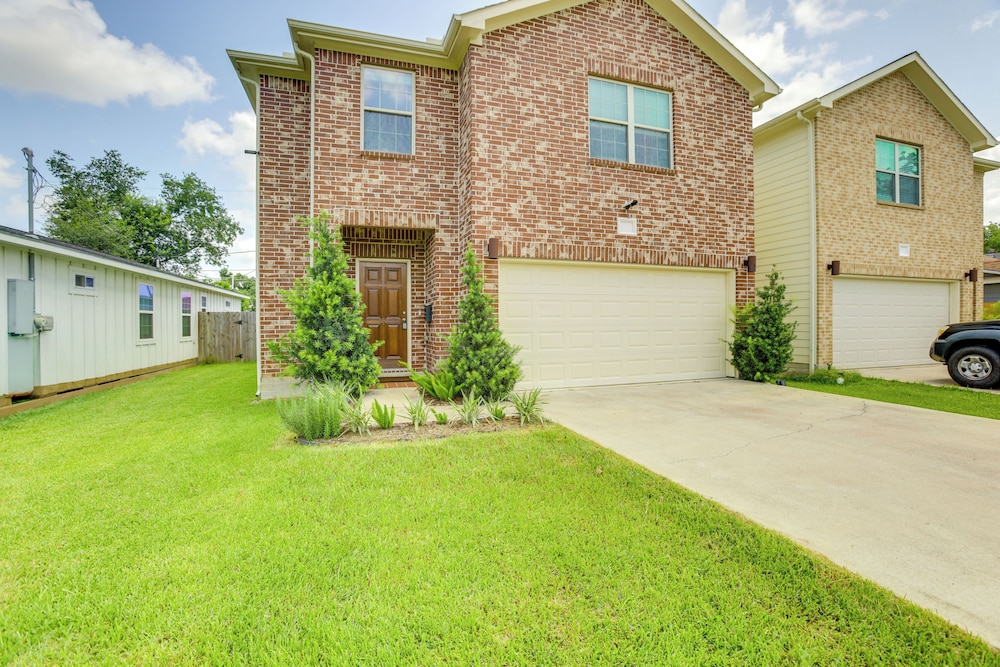 Yard + Pergola: Home 5 Mi to Dtwn Houston!