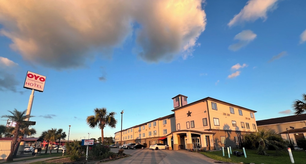Oyo Townhouse Sulphur,LA Extended Stay I-10