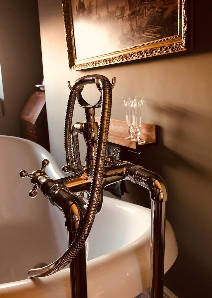 Gin Lounge Rooms