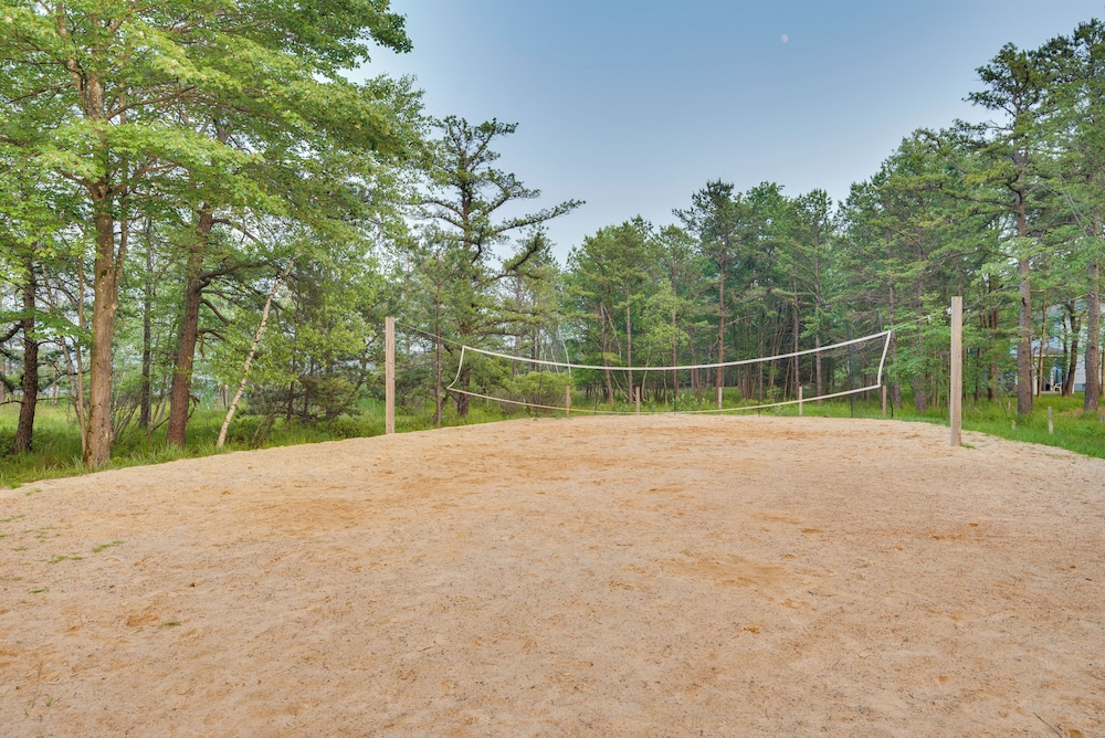 Lake & Pool Access: Poconos Family Getaway!