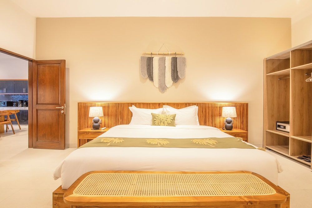 4 Bd Seminyak Retreat, Rice Fields 4 Mins to Beach