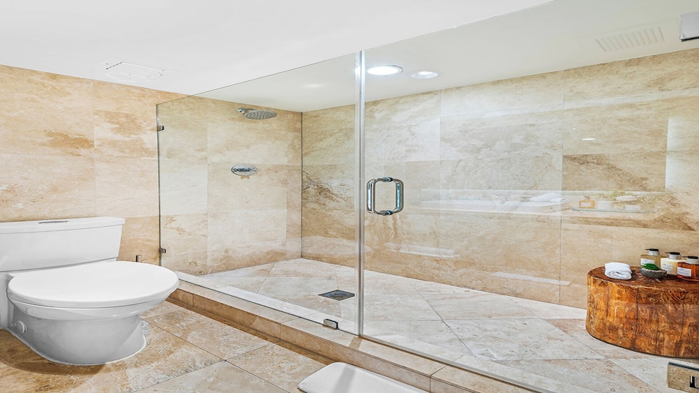 1 Hotel & Homes Private Luxury Suites
