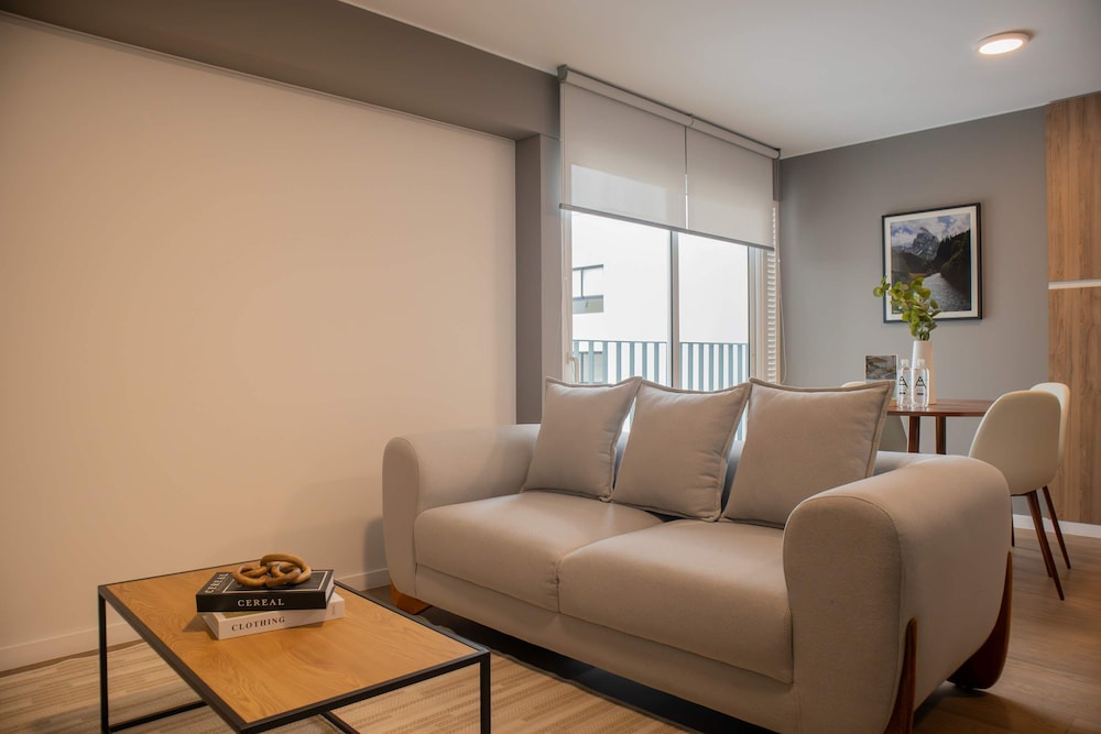 w Inviting 2BR w Balcony in Lively Miraflores