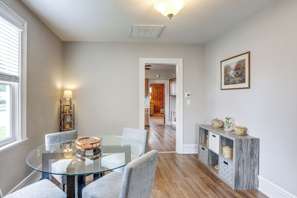 1 Mi to Water & Dtwn: Lake Erie Family Getaway