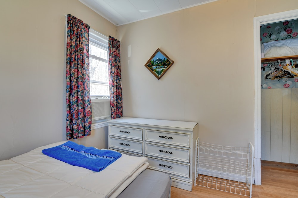 Kayaks & Canoes: Lake-view Retreat in Ellenville!