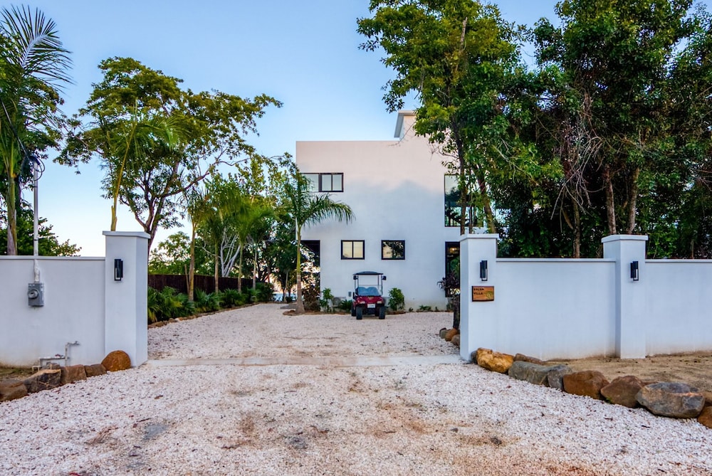 Balam Beach Villa - Modern 4bed Oceanfront w Pool
