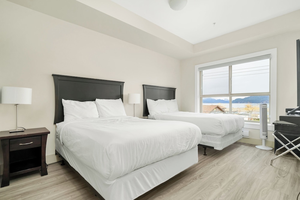 Lakefront Lux 2BR Symphony Of Comfort - Image 2