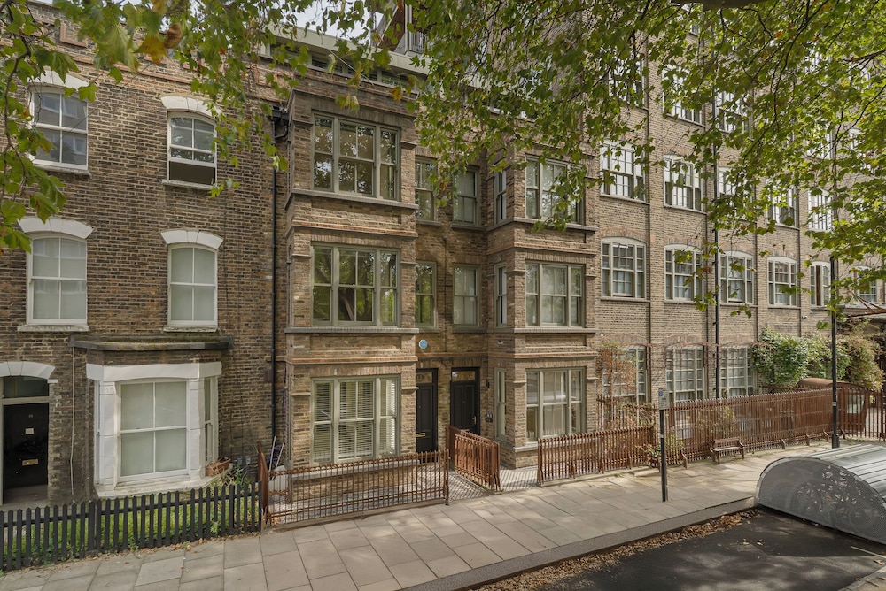 Spacious 5 Bdrm Townhouse in Camden
