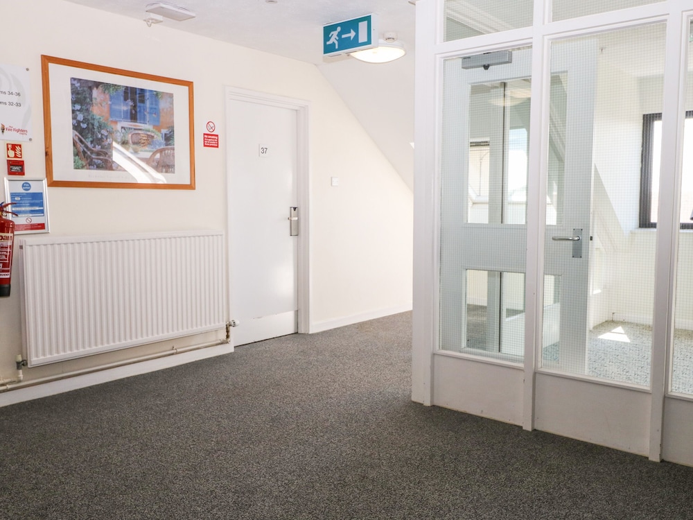 Flat 32 - Marine Court