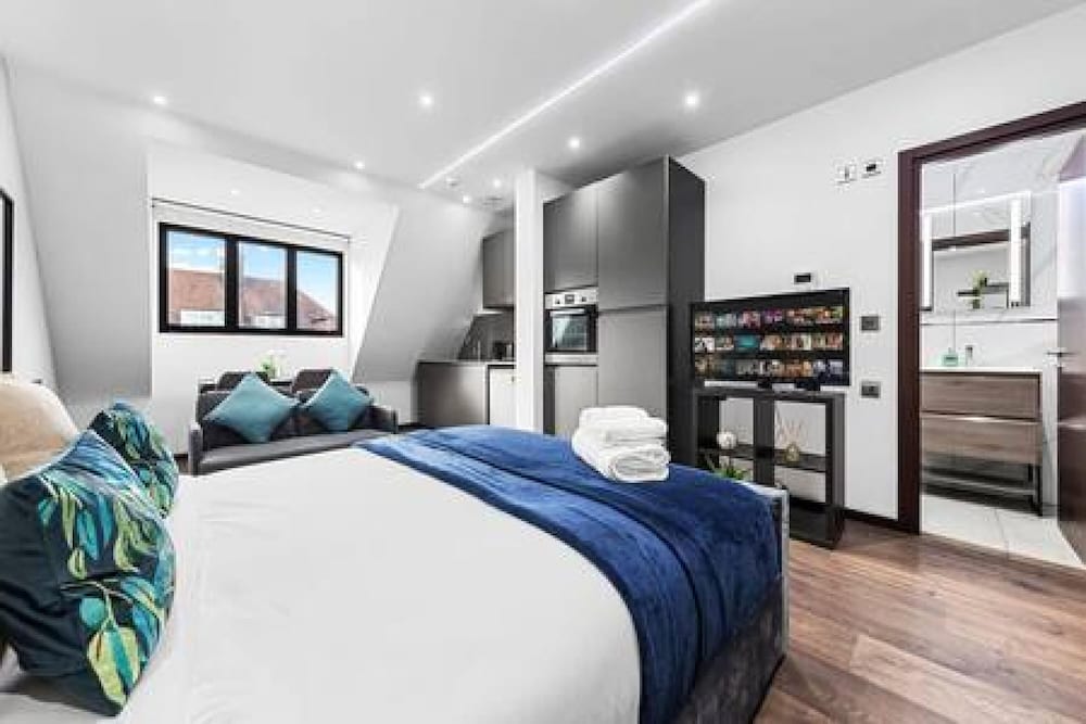 Stylish King Size Bed Studio Near Central London