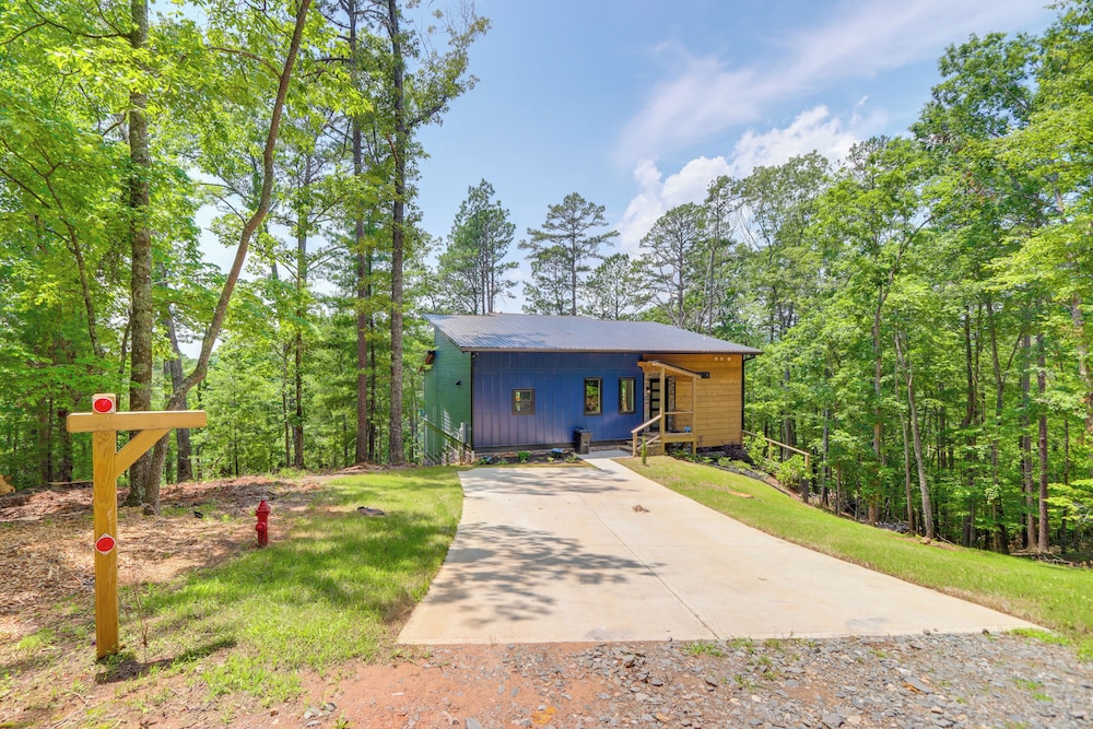 10 Mi to Dtwn: Home w/ Spacious Patio in Ellijay!