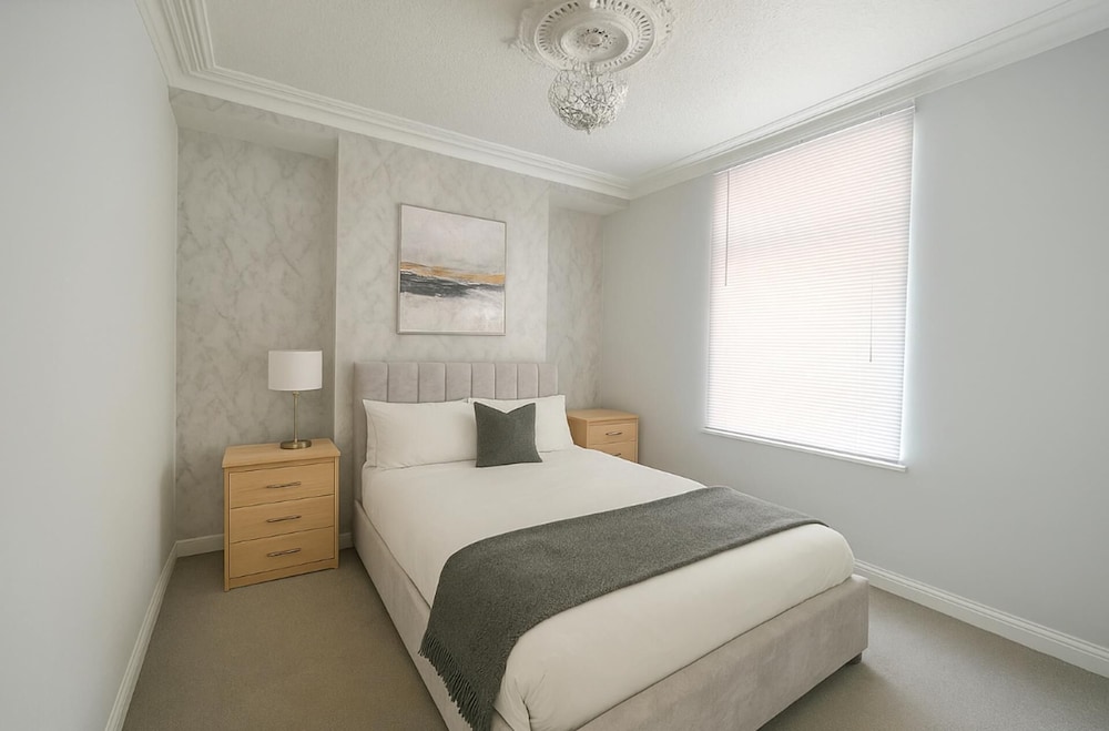 Spacious 5 Bedroom House in Swansea