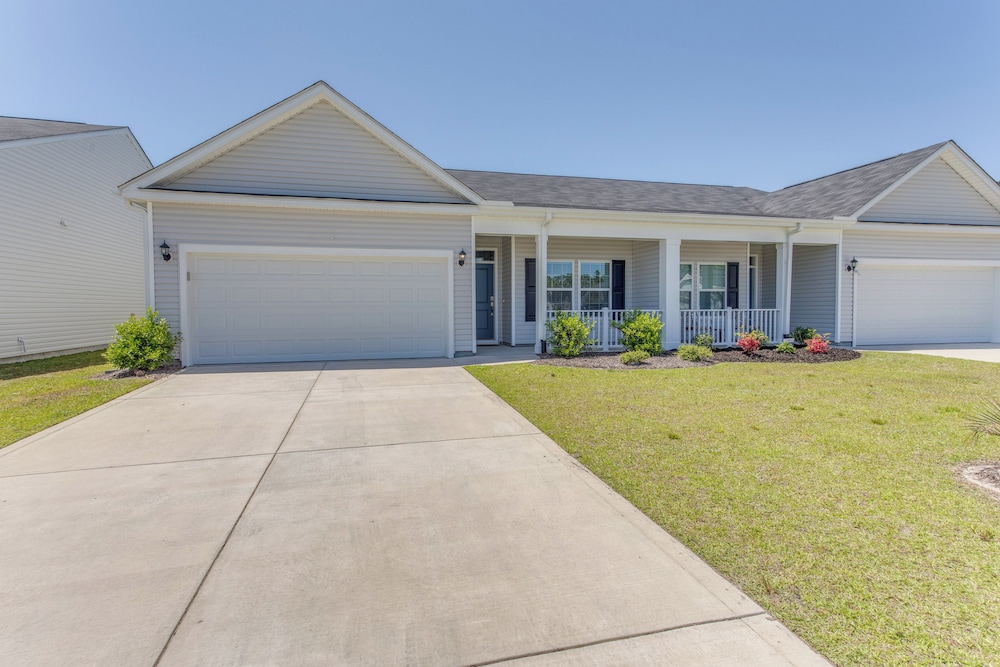 4 Mi to Beaches: Sleek Retreat in Ocean Isle Beach