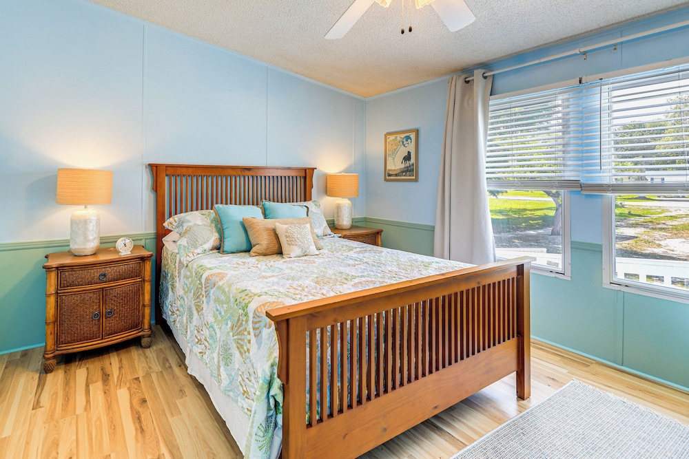 2 Blocks to Crystal Coast: Family-friendly Retreat