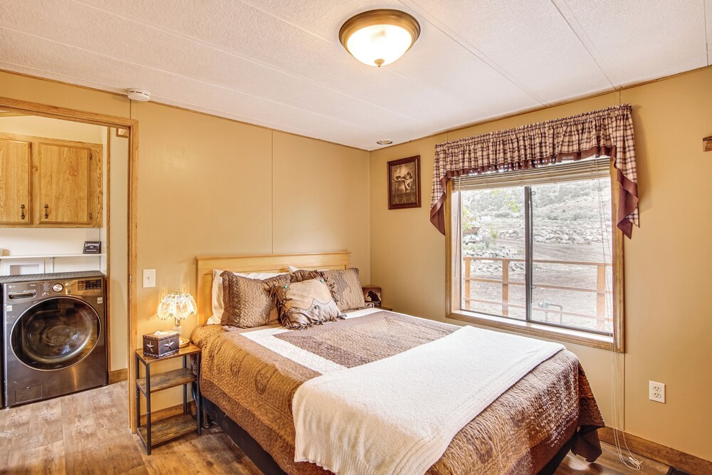 Creekside Cabin w/ Deck & Views in Panguitch!