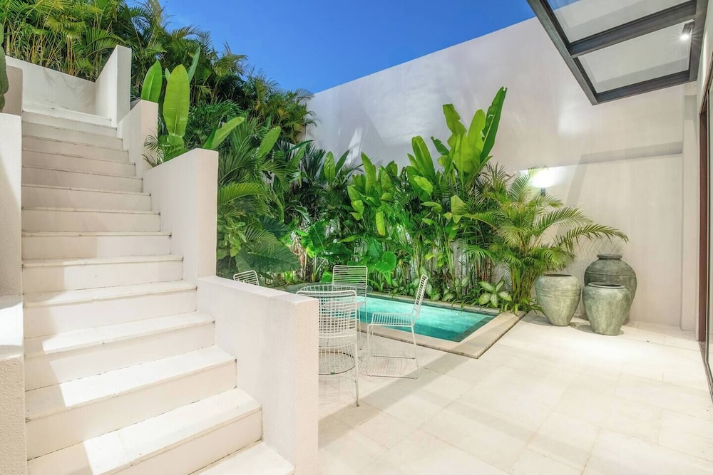 Modern 3BR Villa Enclosed Living