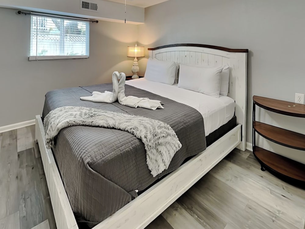 Pleasure Pier Retreat Manor by Ryson Vacation Rentals