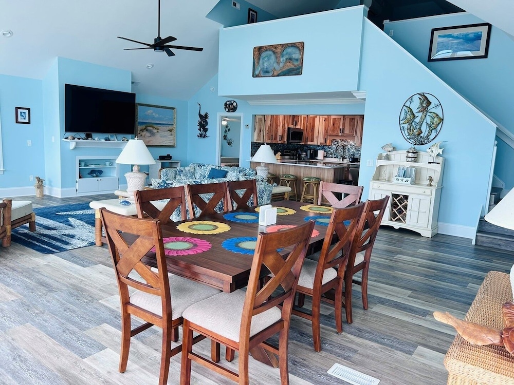Serenity's Star 4 Bedroom Home by RedAwning