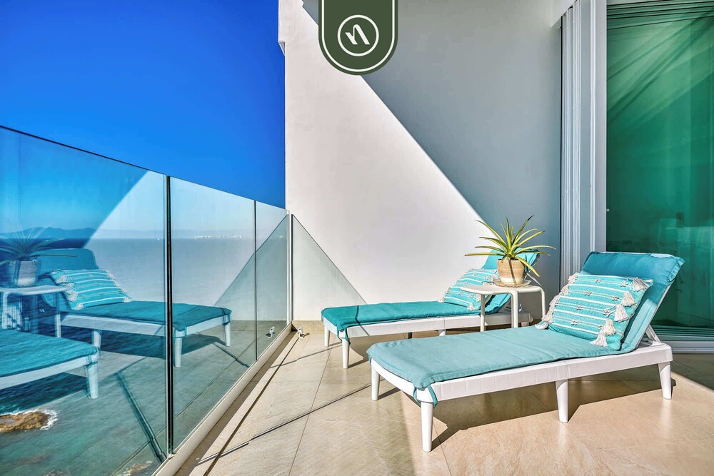 Oceanview Luxury Condo - Private Beach - Rooftpop