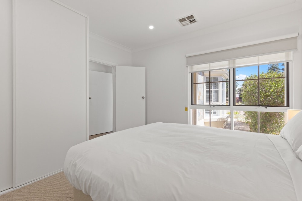 Quiet 2-bed Retreat With Private Courtyard