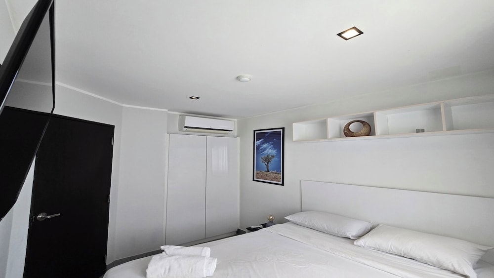 Bright & Breezy -1BR T1 211