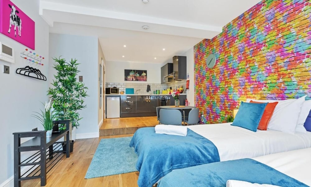 Rainbow Studio - Spacious City Centre - Close to sea - Sleeps 1 to 3 Guests