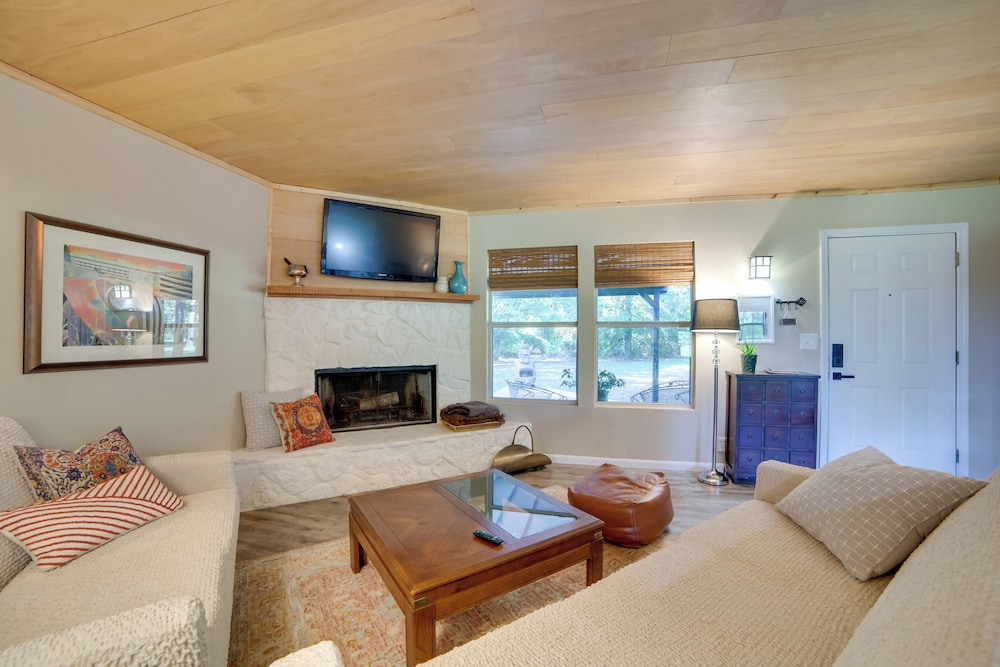 Secluded Getaway on ~10 Acres in The Piney Woods!