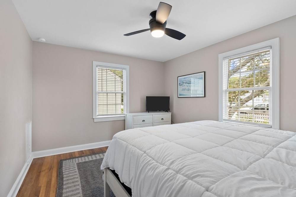 The Anchor Cottage 3 Bedroom Home by RedAwning view 5
