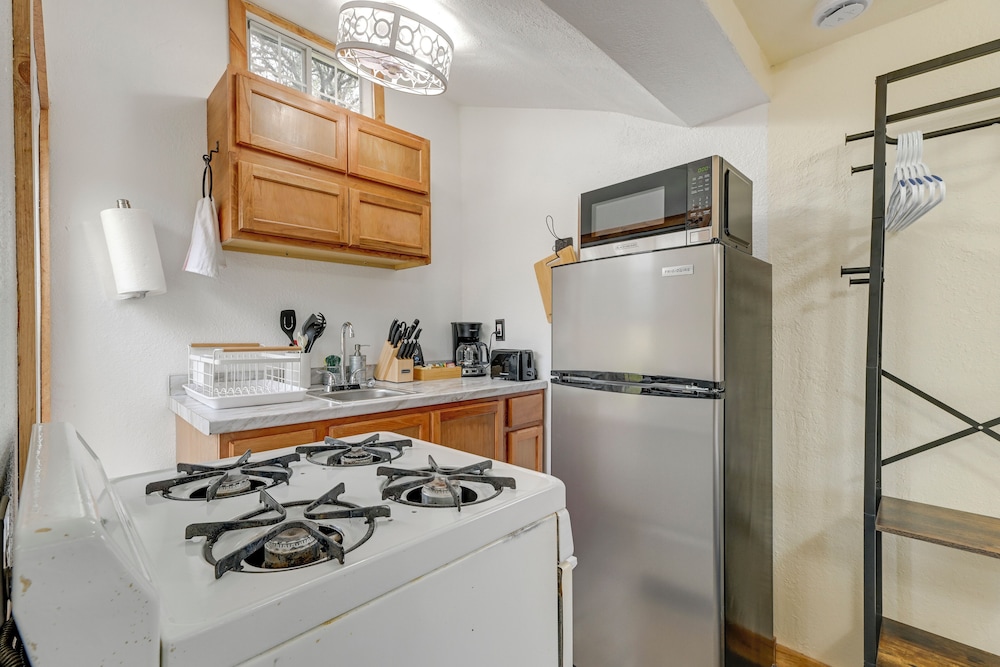 Near Rivers & Trails: Cabin in Rural Grants Pass