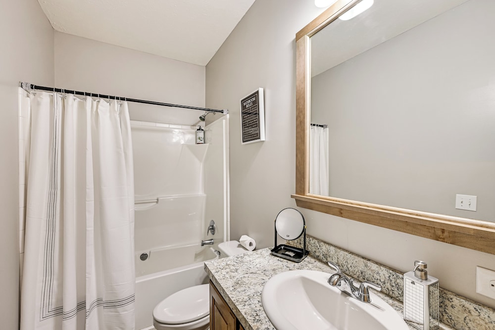 3 Mi to Dtwn: Family-friendly Home in South Haven!