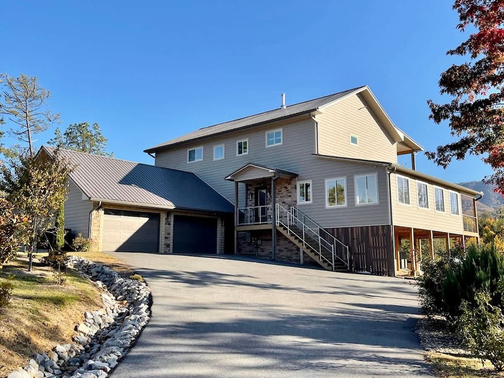 Sleeps12 Pet Friendly 2 Hottubs Views Full Kitchen