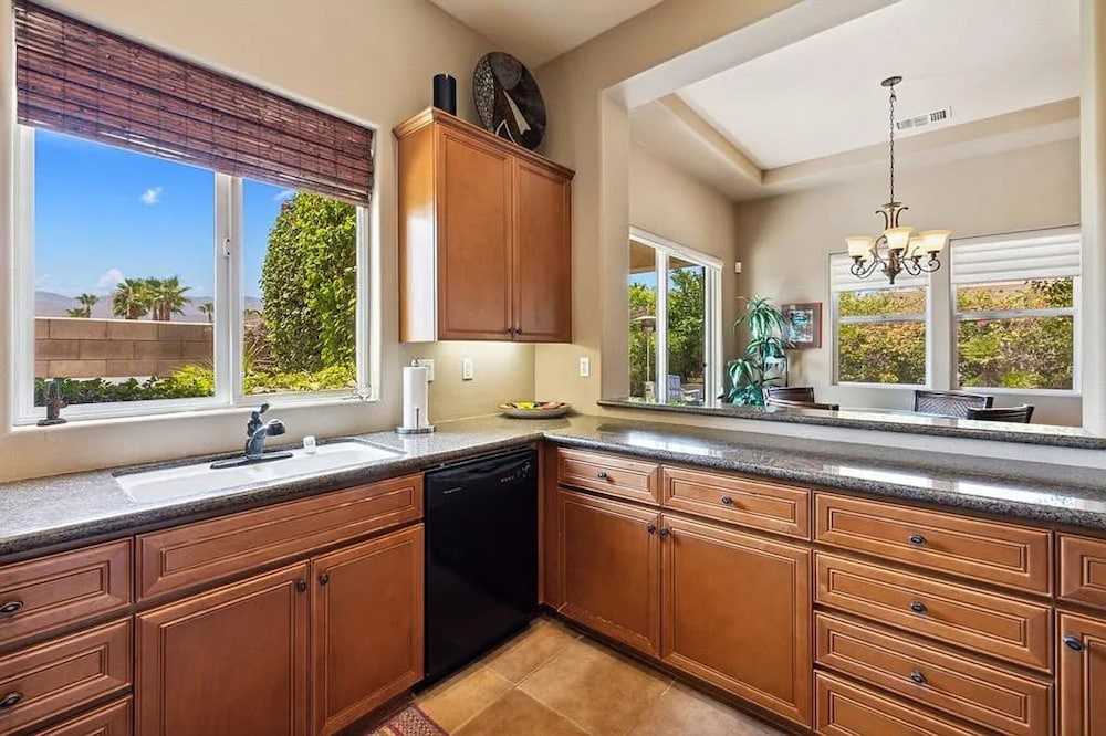 Stylish 2BR w Spa Patio