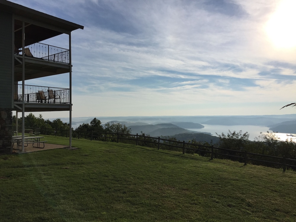 Whitney Mountain Lodge