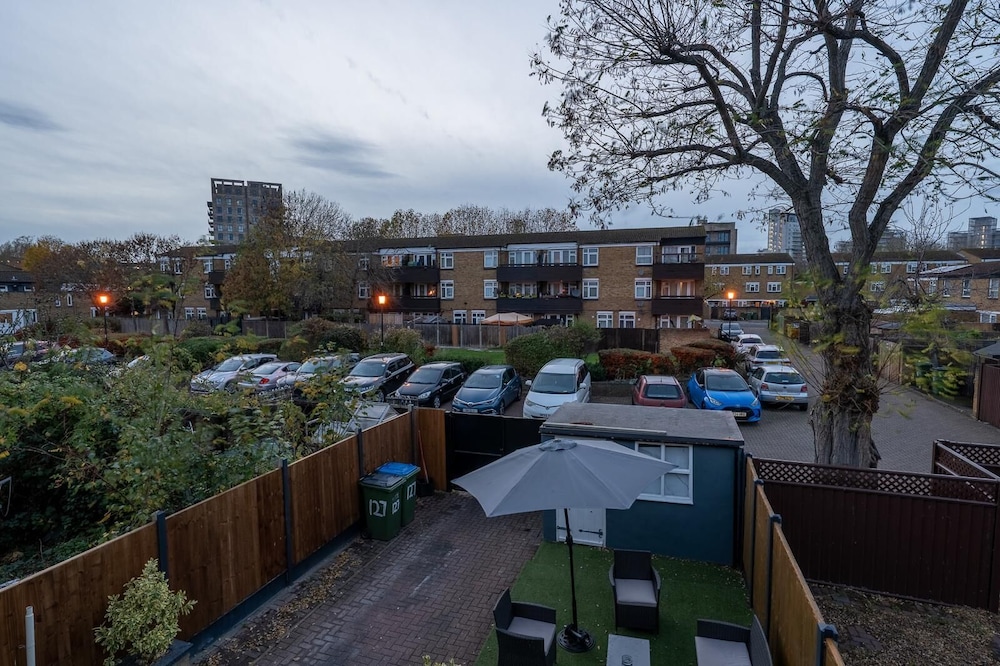 Charming 2 Bedroom Luxurious Home in Thamesmead South East London