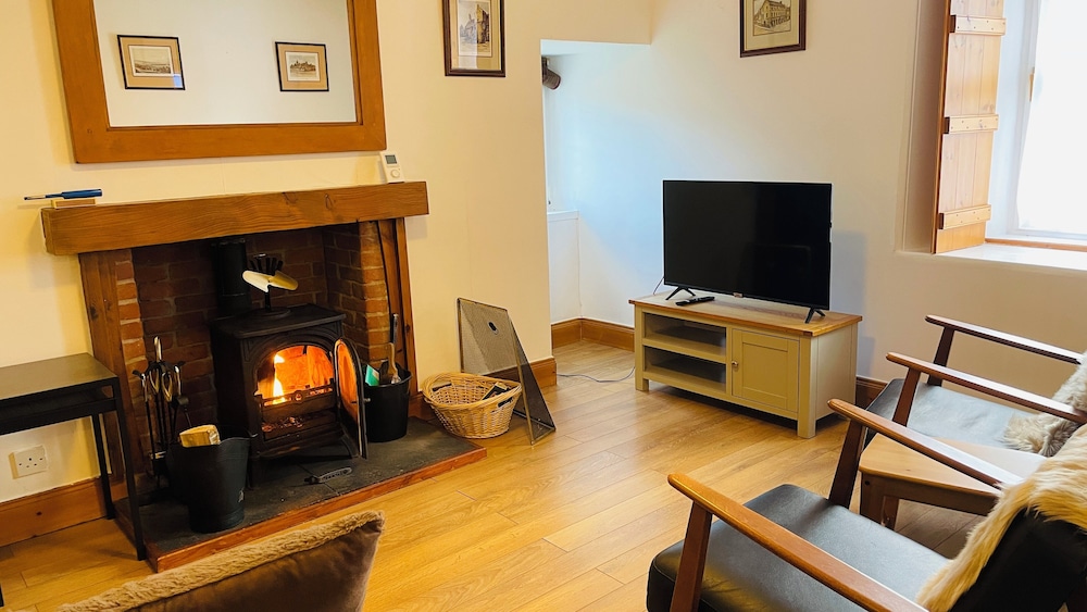 Traditional Highland Cottage Near Loch Ness-sleeps 6