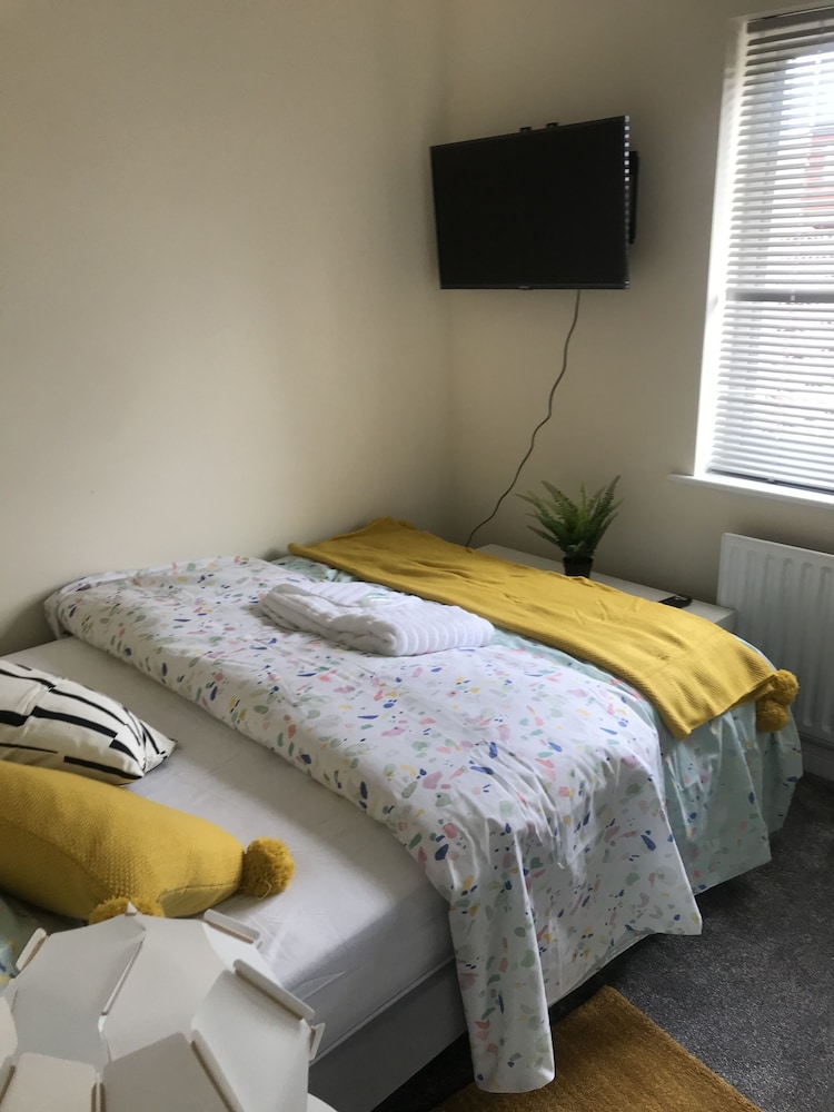 Stunning 5-bed House in Erith, Greater London view 2