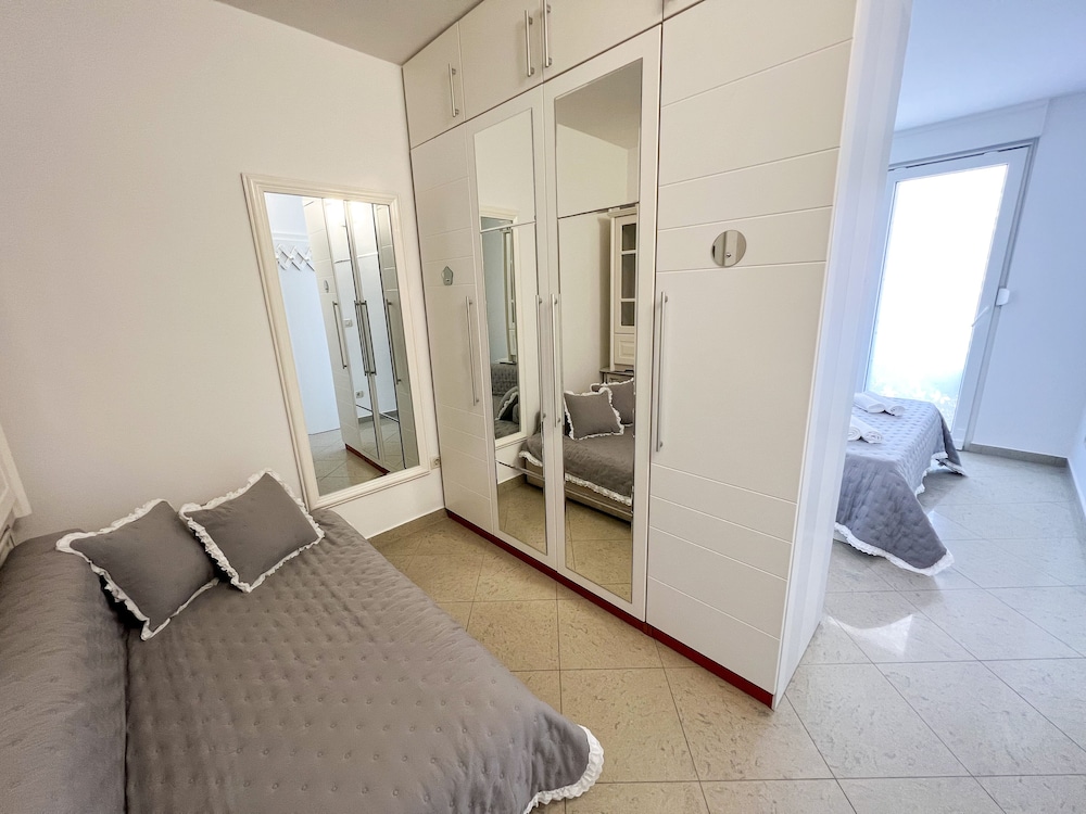MIRROR apartment