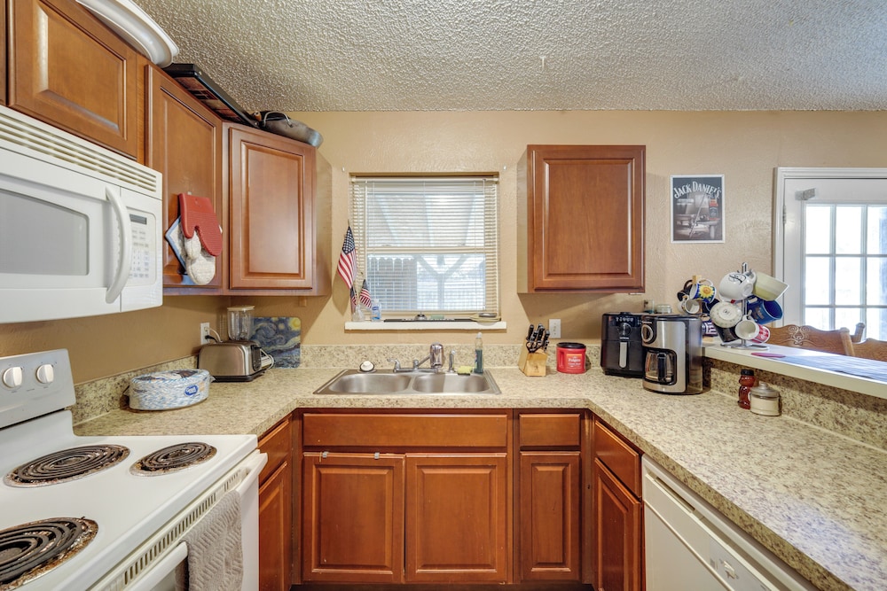 4 Blocks to At&t Stadium: Home w/ Bbq-ready Yard!