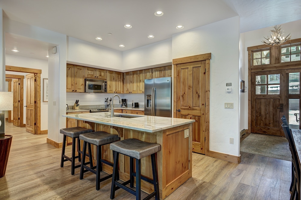 Updated, Modern Townhome With Private Garage 2 Bedroom Condo