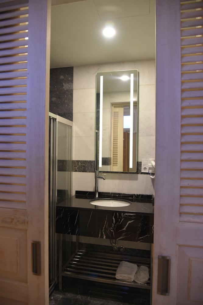 Luxir Hotel - Image 51