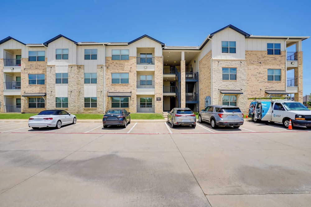 Commute to Fort Worth: Newly Built Apt w/ Pool